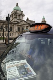 United Kingdom, Northern Ireland, Belfast, black taxi in front of the City Hall on Donegall square