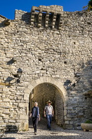 France, Vaucluse (84), Dentelles de Montmirail, le village médiéval de Séguret, labellisé Les Plus Beaux Villages de France, randonneurs quittant le village au Portail Neuf