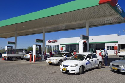 Namibie, région de Khomas, Windhoek, township de Katutura, station essence