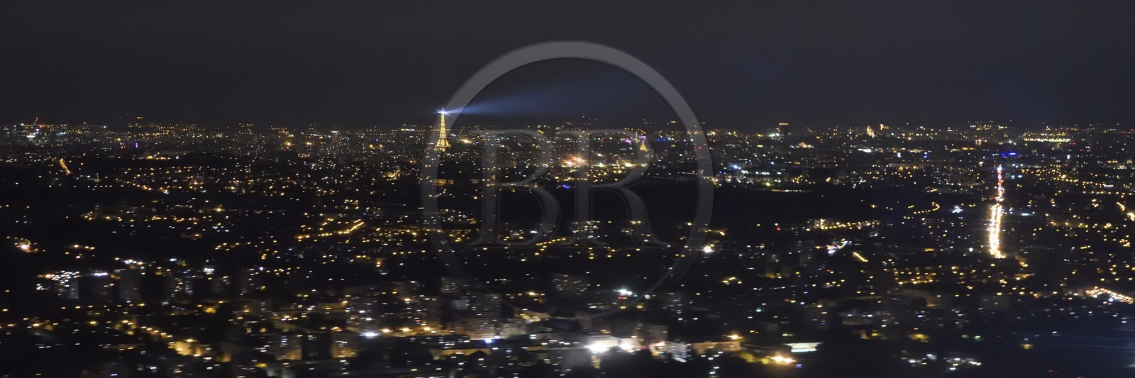 France, Paris (75), la Tour Eiffel éclairant la ville à l'arrivée d'un vol de nuit sur Orly (vue aérienne)