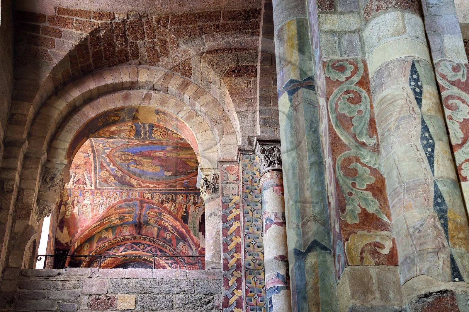 France, Haute-Loire (43), Brioude, la Basilique Saint-Julien de Brioude de style roman auvergnat, fresques du XIIIe siècle de la chapelle Saint Michel dans la tribune sud de l'avant-nef, Christ en gloire est entouré des quatre évangélistes, des anges et des saints