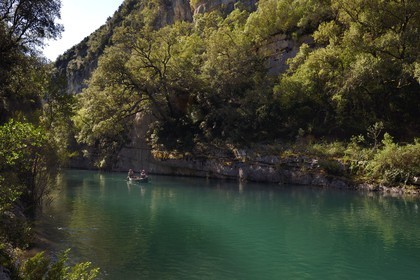 Var (83) rive gauche et Alpes-de-Haute-Provence (04) rive droite, Parc Naturel Régional du Verdon, Basses Gorges du Verdon en aval du lac de Sainte Croix, découverte en canoe des gorges de Baudinard