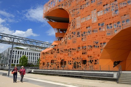 France, Rhône (69), Lyon, nouveau quartier de La Confluence au sud de la Presqu'île, Quai Rambaud, le Cube Orange imaginé par les architectes Dominique Jakob et Brendan MacFarlane