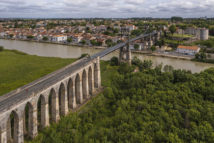 France, Charente-Maritime (17), Saintonge, Tonnay-Charente, le pont suspendu construit en 1842 au dessus de la Charente (vue aérienne)