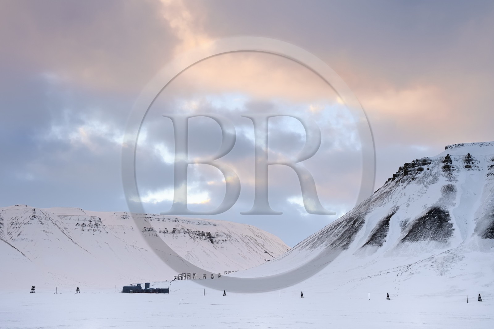 Norvège, Svalbard, Spitzberg, vallée de Adventdalen vers Longyearbyen, mines de charbon abandonnées