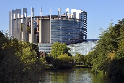 France, Bas-Rhin (67), Strasbourg, quartier européen, le Parlement européen en bordure de la rivière l'Ill