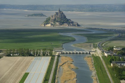 France, Manche (50), Mont-Saint-Michel, barrage sur le Couesnon (vue aérienne)