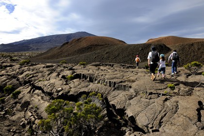 France, île de la Réunion, volcan du Piton de la Fournaise, classé Patrimoine Mondial de l'UNESCO, le cratère Formica Léo au premier plan et le cratère Dolomieu dans l'Enclos