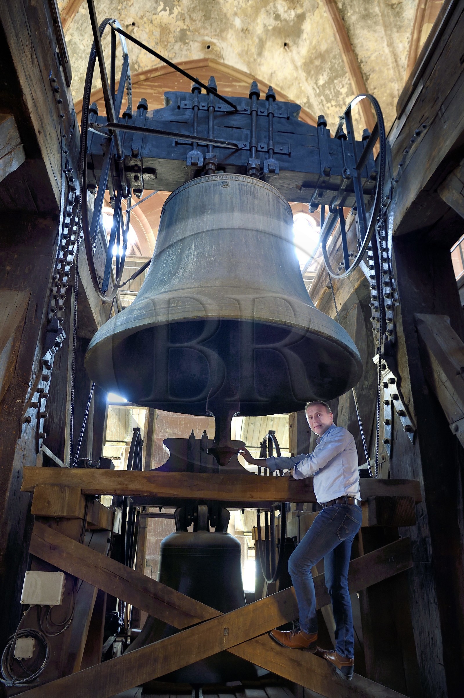 France, Bas-Rhin (67), Strasbourg, vieille ville classée au Patrimoine Mondial de l'UNESCO, la cathédrale Notre-Dame, le beffroi central, le campanologue du diocèse Olivier Tarozzi devant le grand bourdon de 9 tonnes datant de 1427