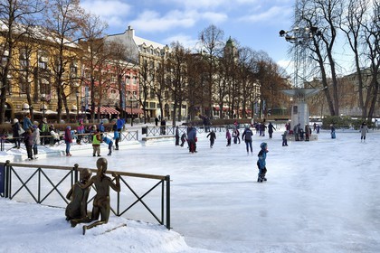 Norvège, Oslo, Eidsvoll Square le long de la rue Karl Johan, patinoire de Spikersuppa, patinage en famille