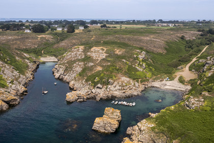 France, Morbihan (56), Ile de Groix, Port Saint-Nicolas sur la côte Sud et la petite plage de Kerloret en arrière plan à gauche(vue aérienne)
