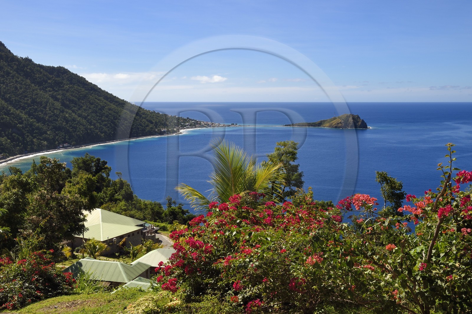 Caraïbes, Ile de la Dominique, baie de Soufrière, Soufrière, hotel Jungle Bay et la péninsule de Cachacrou en arrière plan