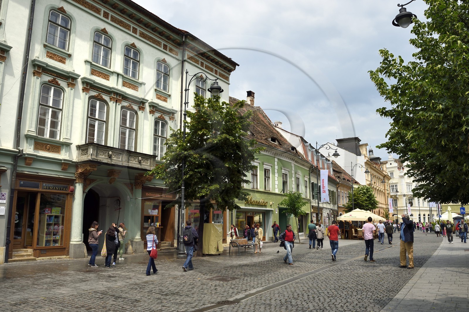 Roumanie, Transylvanie, Sibiu, la vieille ville, la rue commercante strada Nicolae Balcescu