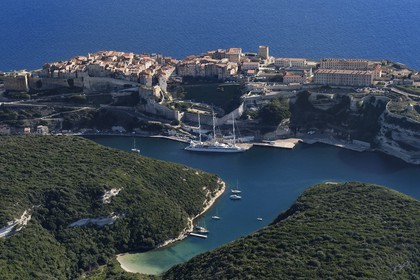 France, Corse-du-Sud (2A), Bonifacio, les falaises calcaires, la citadelle et la vieille ville (vue aérienne)