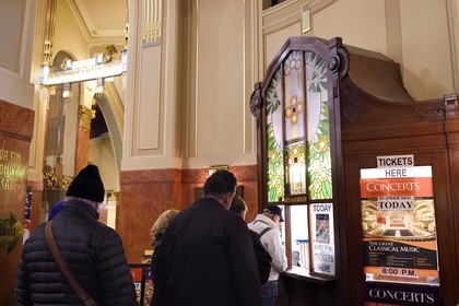 République Tchèque, Prague, centre historique classé Patrimoine Mondial de l' UNESCO, quartier de Stare Mesto, la Maison Municipale (Obecni Dum), guichet de style Art Nouveau pour l'achat de tickets de spectacles