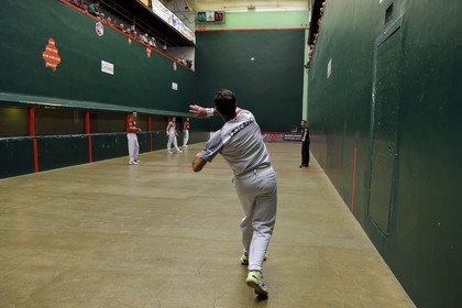 France, Pyrénées-Atlantiques (64), Pays-Basque, Saint-Jean-Pied-de-Port, trinquet Garat, traditionnelle partie de Pelote basque à main nue pour la coupe des Chasseurs
