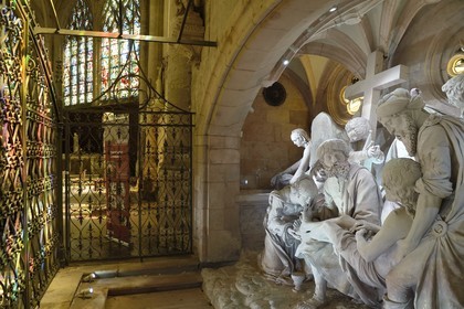 France, Meuse (55), Saint-Mihiel, église Saint-Etienne, le Sépulcre ou mise au tombeau par le sculpteur Ligier Richier (XVIème siècle), le Christ mort porté par Nicodème et Joseph d'Arimathie, avec à ses pieds Marie-Madeleine