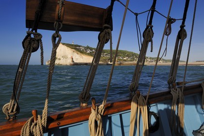 France, Seine-Maritime (76), Pays de Caux, Côte d'Albâtre, sortie en mer à bord du vieux gréement la Tante Fine au large des falaises de Fécamp