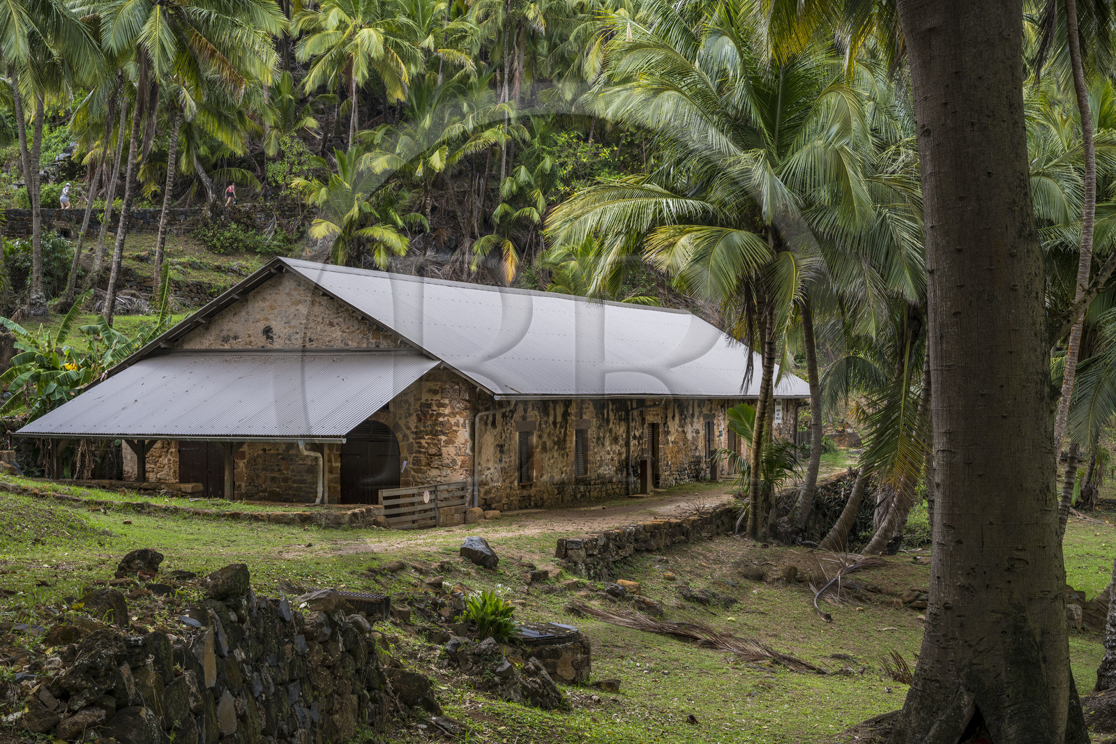 France, Guyane, Kourou, Iles du Salut, Ile Royale, le magasin de la gestion du bagne au dessus de la piscine des bagnards