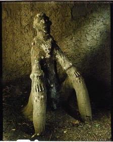 Burkina Faso, province de Poni, pays des Lobi, région de Loropéni, statue d'un des ancêtres du roi Gan au village de Obire, les rois qui ont marqué leur passage par une action d'éclat on le privilège d'avoir une statue érigée en leur mémoire à l'intérieur d'une case personnelle