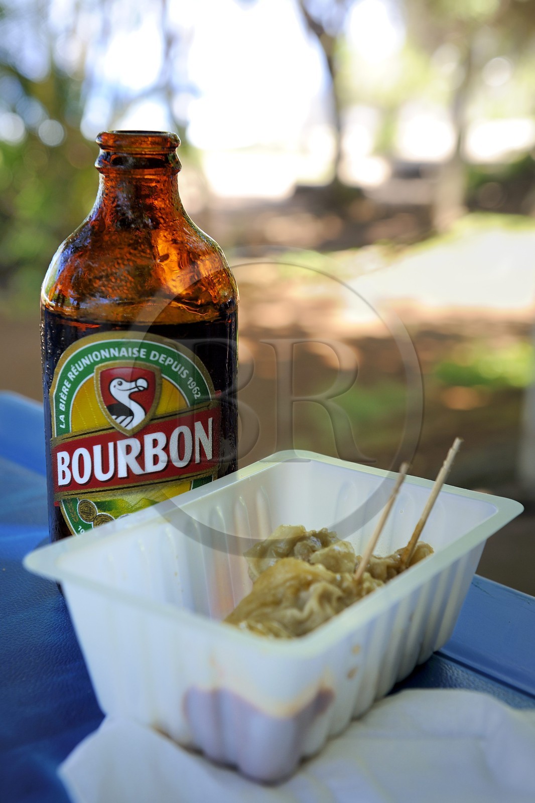France, Ile de la Reunion, bouteille de bière locale Bourbon dite Dodo et la spécialité locale les bouchons