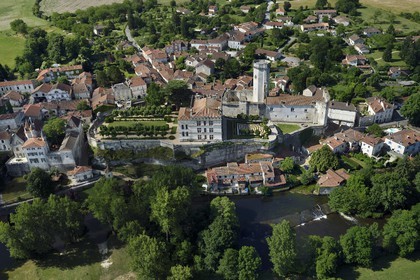 France, Dordogne (24), Périgord Vert, Bourdeilles, le chateau dominant le village et la Dronne (vue aérienne)