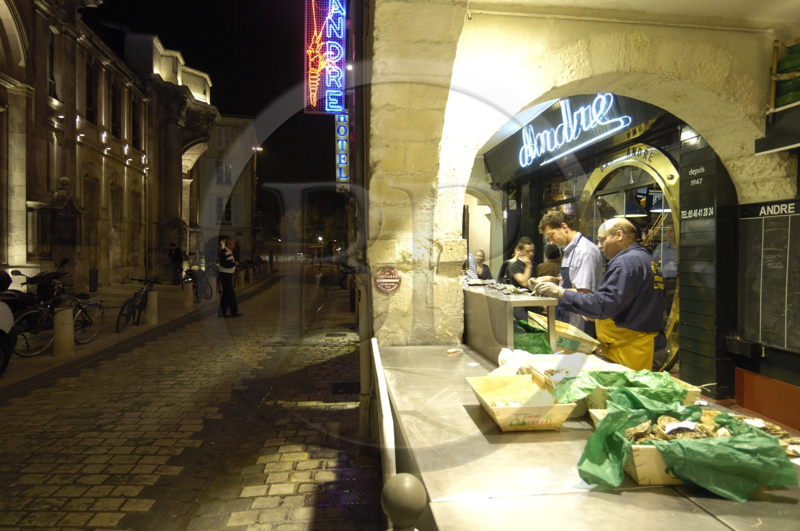 France, Charente-Maritime (17), La Rochelle, restaurant à huîtres rue Saint-Jean-du-Perot