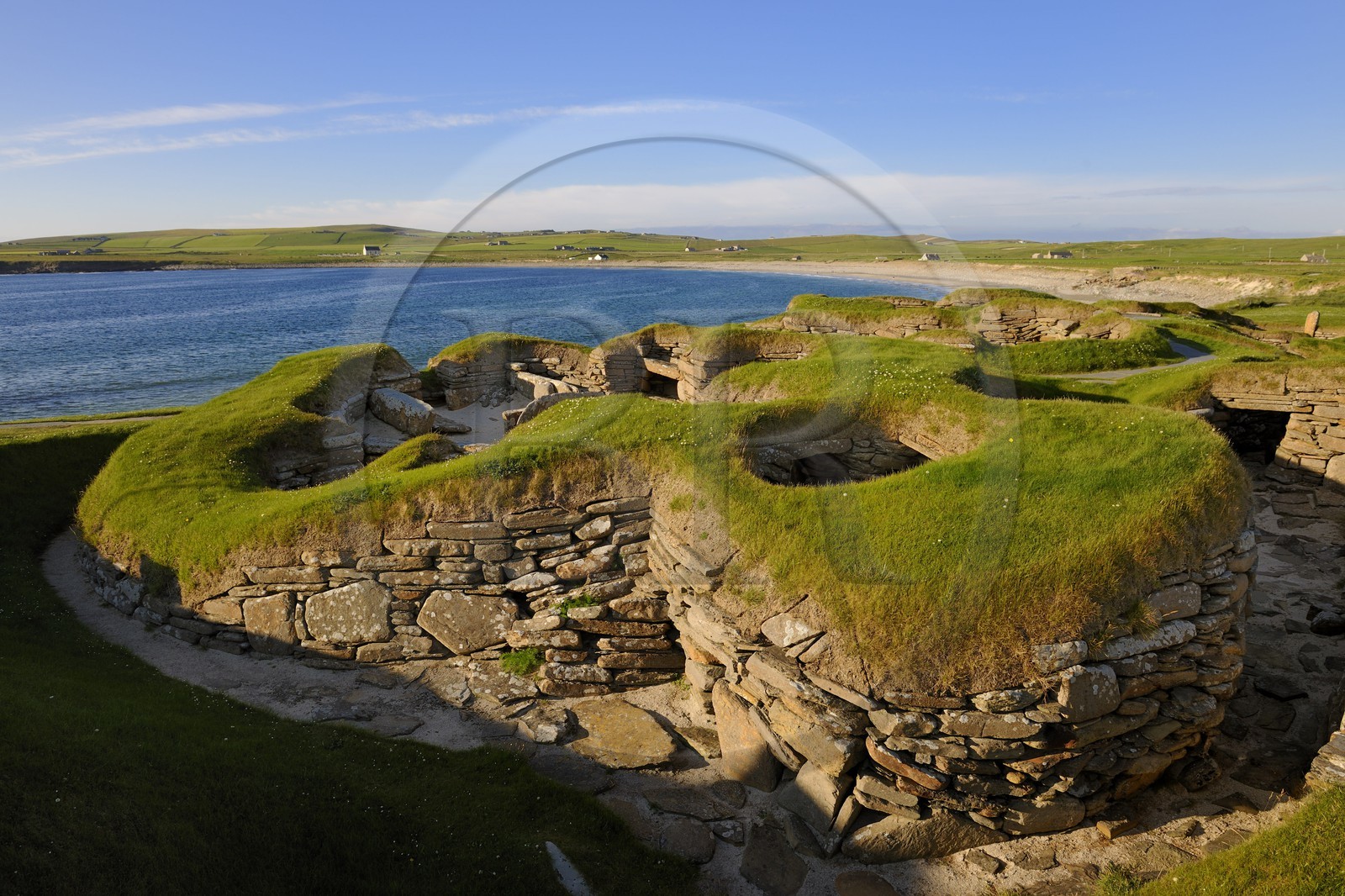 Royaume-Uni, Ecosse, Iles Orcades, Ile de Mainland, ruines du village préhistorique de Skara Brae, classées Patrimoine Mondial de l'UNESCO et la Baie de Skaill