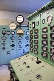 France, Alpes-de-Haute-Provence (04), barrage du lac de Castillon qui retient les eaux du Verdon, ancienne salle de conduite (controle) des années 1948-1950