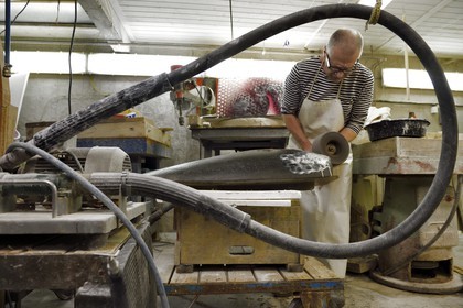 République Tchèque, Prague, l'artiste sculpteur verrier Jaromir Rybak dans son atelier