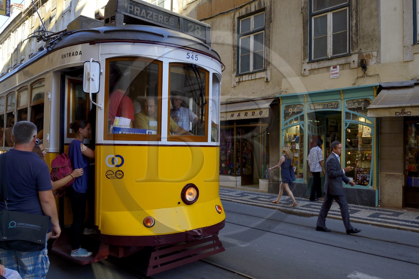 Portugal, Lisbonne, quartier de Baixa pombalin, tramway dans la rua da Conceicao