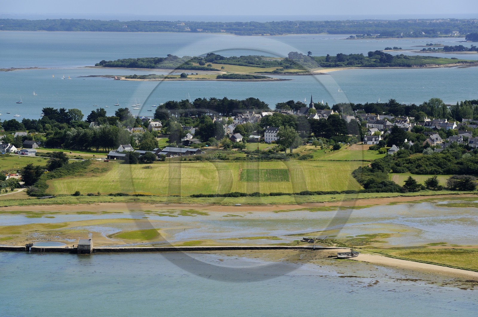 France, Morbihan (56), Golfe du Morbihan, Ile d'Arz, étang du Moulin, moulin à marée (vue aérienne)