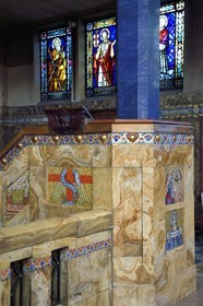 France, Allier (03), Vichy, église Notre-Dame-des-Malades et église Saint-Blaise, détails art Déco sur le muret du choeur et les mosaïques