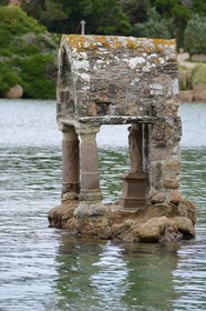 France, Côtes-d'Armor (22), Côte de Granit Rose, Ploumanac'h, oratoire de Saint-Guirec sur la plage Saint-Guirec à marée haute