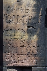 France, Bas-Rhin (67), Strasbourg, vieille ville classée au Patrimoine Mondial de l'UNESCO, la cathédrale Notre-Dame, visiteurs ayant fait graver dans le grès de la tour octogonale leur nom en graffiti souvent par un gardien tailleur de pierre, ici Goethe avec ses amis en 1780