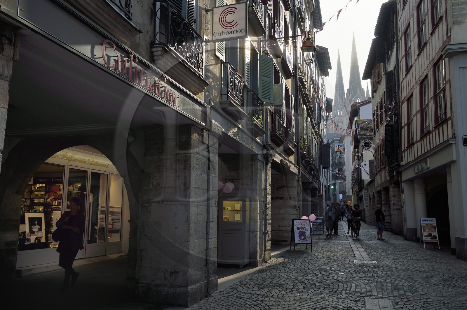 France, Pyrénées-Atlantiques (64), Pays-Basque, Bayonne, rue du Port Neuf et les flèches de la cathédrale Sainte-Catherine