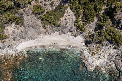 France, Var (83), Six-Fours-les-Plages, randonnée dans le massif du Cap Sicié, plage du Mont Salva vers Le Brusc (vue aérienne)