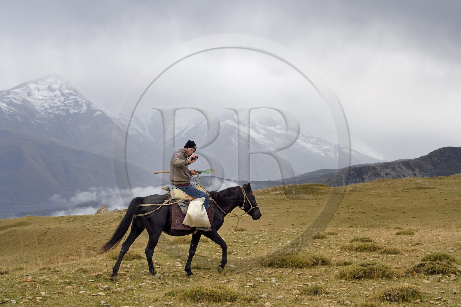 Azerbaïdjan, région de Quba (Guba), chaine de montagne du Grand Caucase, sommets dans les nuages dans les hauteurs du village de Giriz, éleveur à cheval