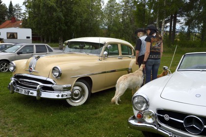 Suède, Comté de Vasterbotten, Umea, réunion de voitures anciennes dans le parc Gammlia