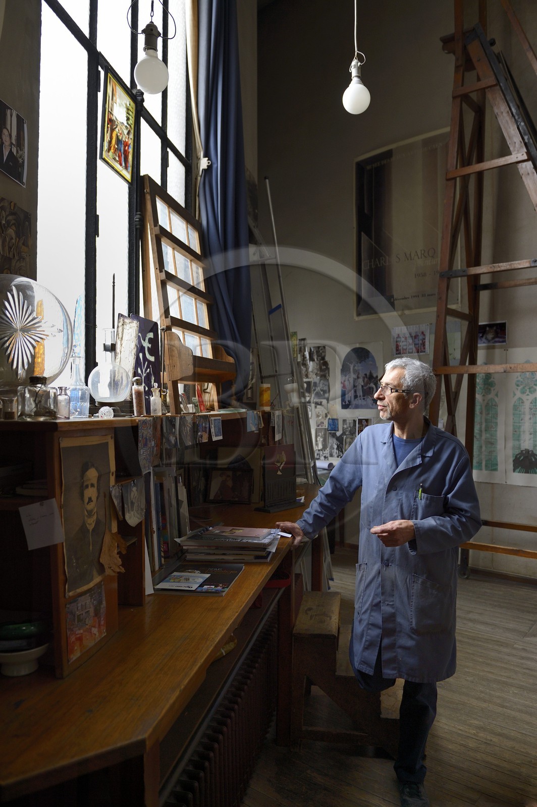 France, Marne (51), Reims, atelier Simon-Marq, maitres-verriers à Reims depuis 1640, le compagnon Alain Buisson regardant une oeuvre de Georges Braque dans le grand atelier