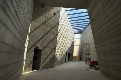 France, Dordogne (24), Montignac, chantier du futur Centre International de l'Art pariétal de Montignac-Lascaux (Lascaux 4) conçu par l'agence norvégienne d'architecture Snøhetta, espace d'orientation, les parois intérieures en béton lisse brut sont veinées de couches de béton brut (dessin inversé pour les parois extérieures)