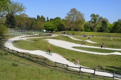France, Val-de-Marne (94), Champigny-sur-Marne, parc du Tremblay, piste loisirs en terre de bicross