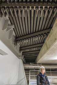 France, Aveyron (12), parc naturel régional des Grands Causses, Millau, le viaduc de Millau des architectes Michel Virlogeux et Norman Foster, intérieur du tablier de 32m de large qui soutient l'autoroute