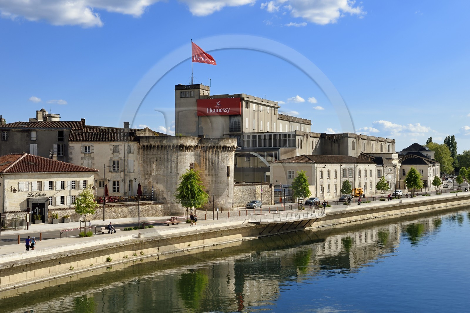 France, Charente (16), Cognac, la porte Saint-Jacques, la maison de cognac Hennessy et les quais de la Charente