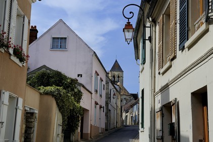 France, Val-d'Oise (95), Vétheuil, rue de Moutier menant à l'église Notre Dame peinte par Claude Monet