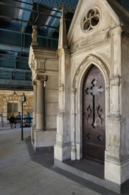France, Paris (75), le cimetière de Montmartre sous le pont de la rue Caulaincourt