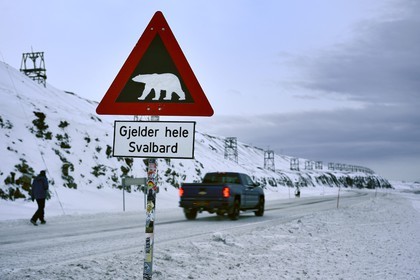 Norvège, Svalbard, Spitzberg, Longyearbyen, panneau de signalisation de danger potentiel de présence d'ours blanc, Gjelder hele Svalbard s'applique à tout le Svalbard