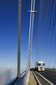 France, entre Calvados (14) et Seine-Maritime (76), le Pont de Normandie enjambe la Seine dans le brouillard