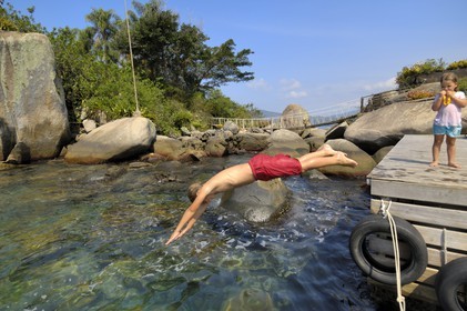 Brésil, Etat de Rio de Janeiro, Paraty, Ile Catimbau, Thomas Campers avec sa jeune sœur