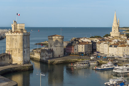 France, Charente-Maritime (17), La Rochelle, la Tour Saint-Nicolas à gauche et la Tour de la Chaîne à droite protègent l'entrée du Vieux Port, la tour de la Lanterne en arrière plan (vue aérienne)